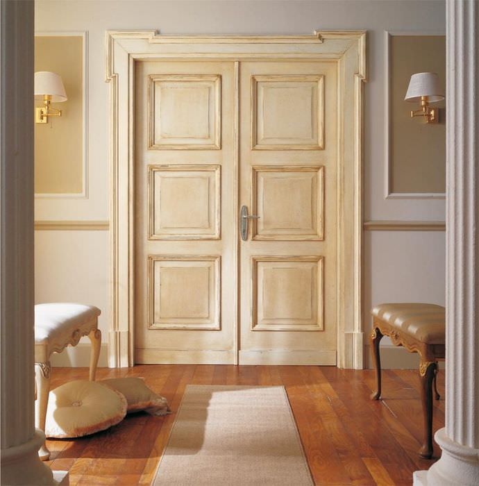 Кремовая деревянная дверь в классической гостиной