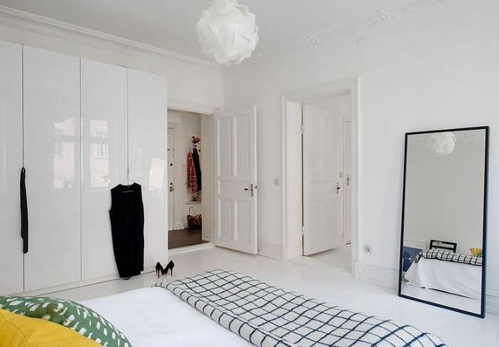 Дизайн спальни в скандинавском стиле с белыми дверьми