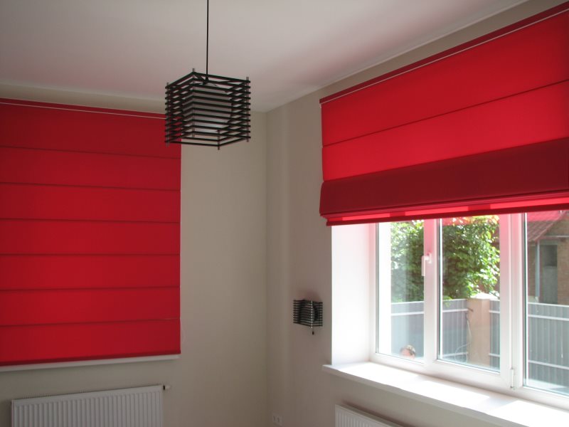 Красные римские шторы на окнах частного дома