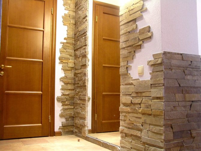 Дверь декорирована декоративным камнем