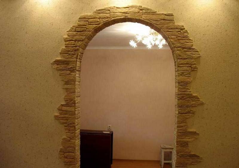 Межкомнатная дверь отделана декоративным камнем