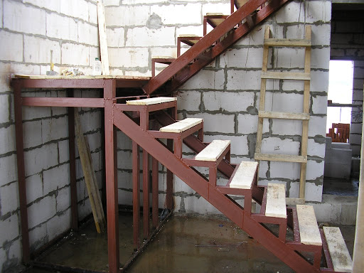 Простая металлическая лестница с площадкой: как сделать своими руками