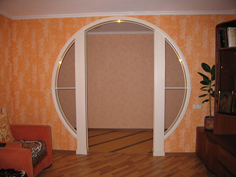 Круглая гипсовая арка в интерьере гостиной