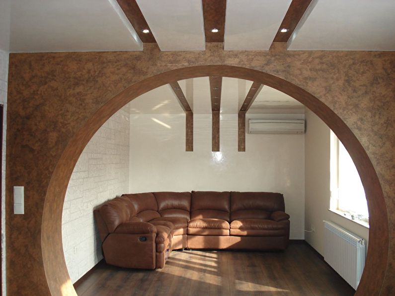 Круглая арка из гипса в маленькой гостиной — дизайн