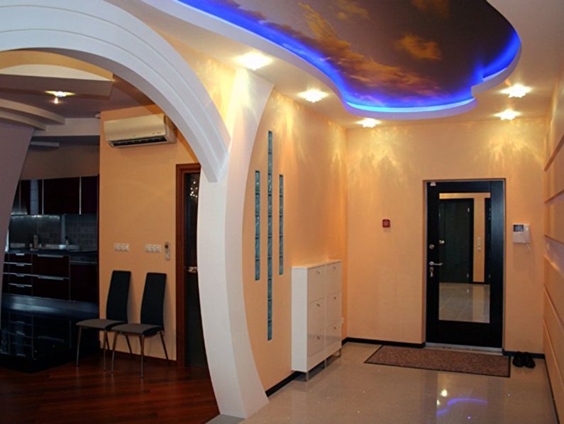 Фигурная арка из гипса в коридоре — дизайн
