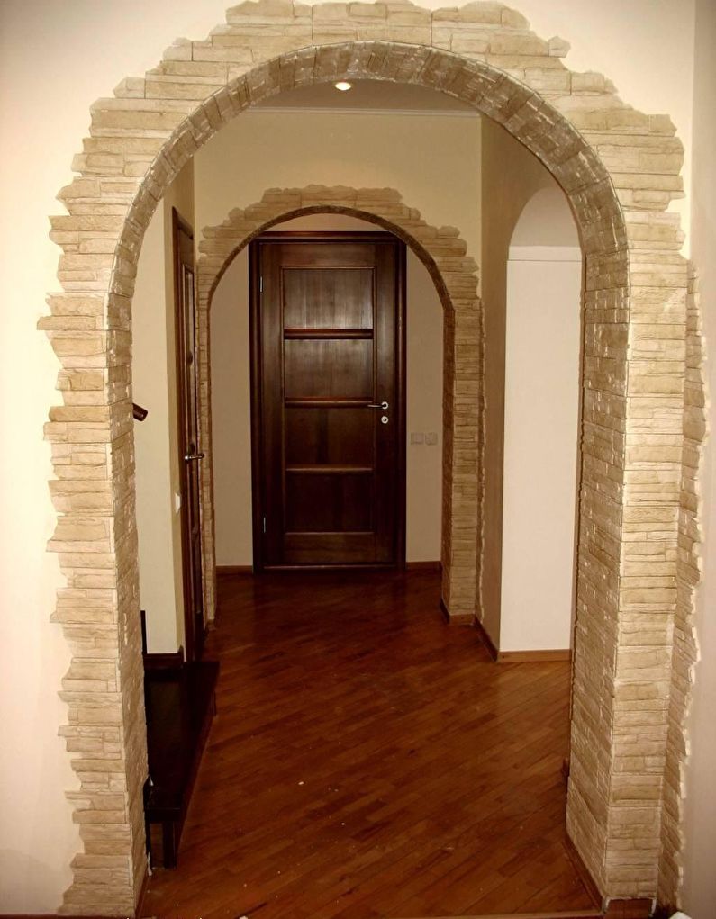 Арка из гипсокартона с декоративным камнем – коридор
