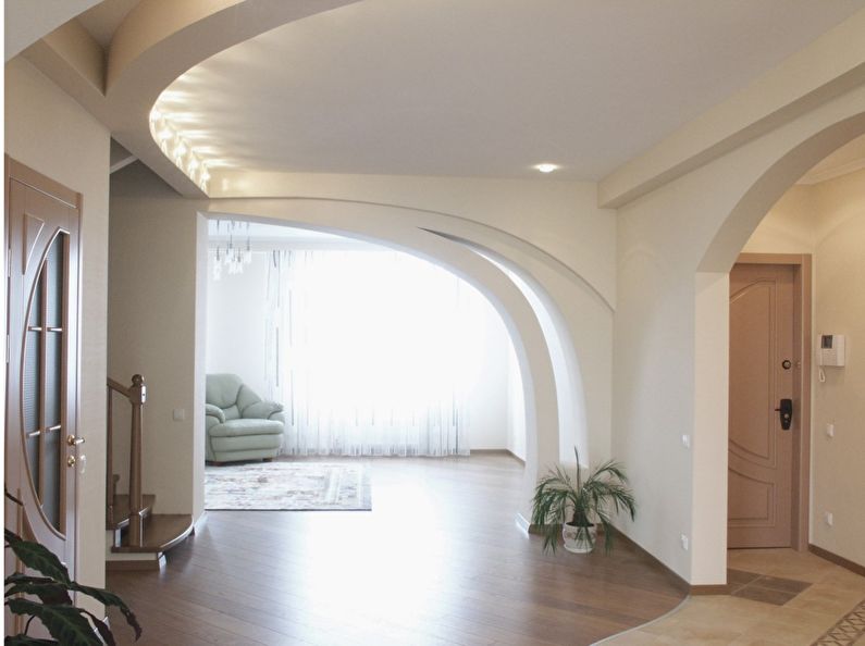 Фигурная арка из гипса в коридоре — дизайн