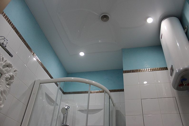 Дизайн маленькой ванной комнаты – отделка потолка