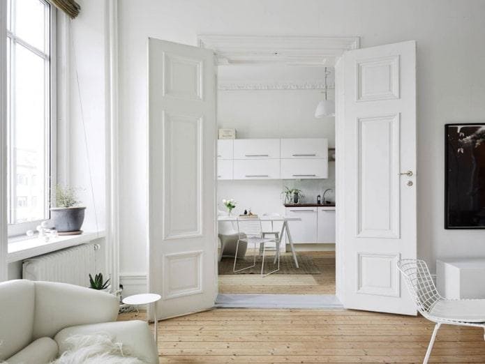 Белые двери в интерьере: как оформить и вписать в стиль – фото и правила