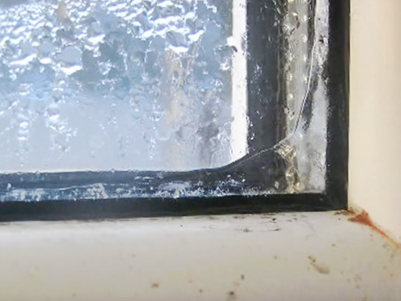 Конденсат на окнах внутри квартиры — почему образуется и как от него избавиться