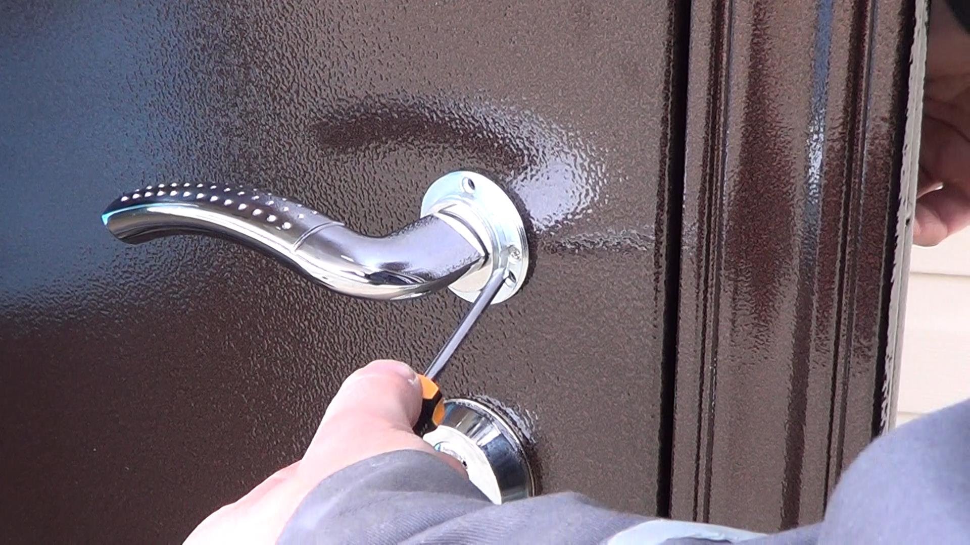 Как установить металлическую дверь со свекровью:)