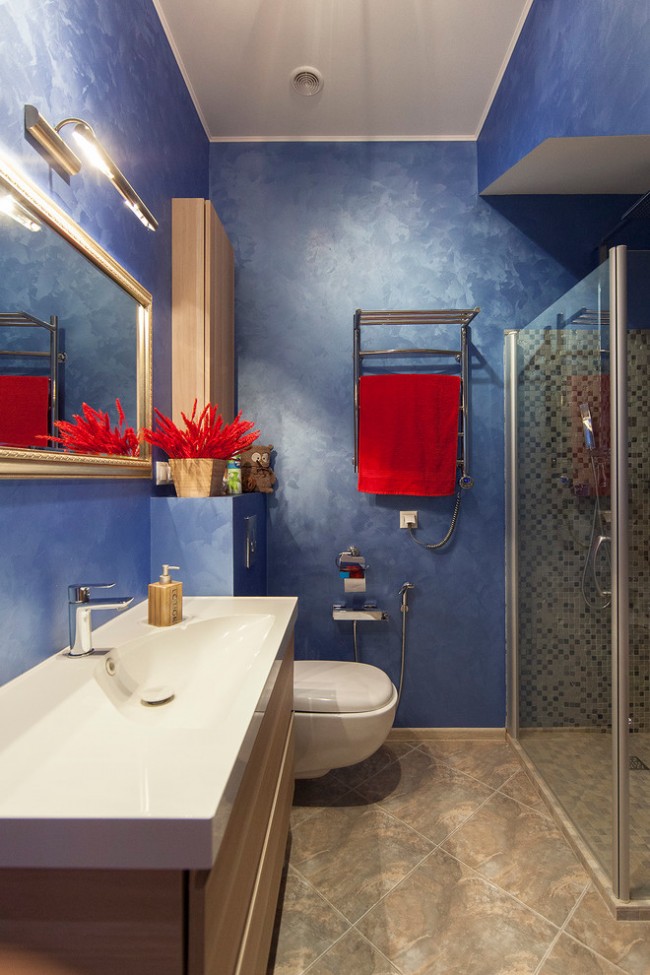 Синие стены и красные декоративные элементы сделают ваш дизайн неотразимым