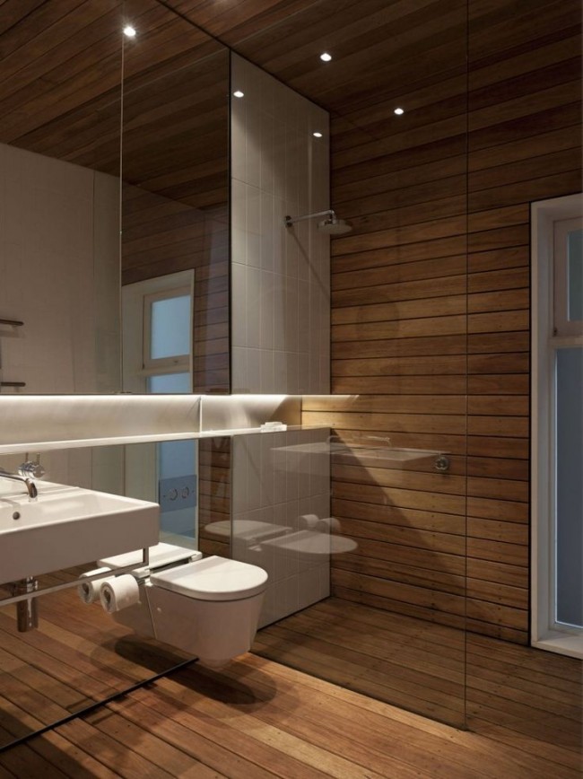 Элегантное сочетание стекла и дерева в интерьере ванной комнаты