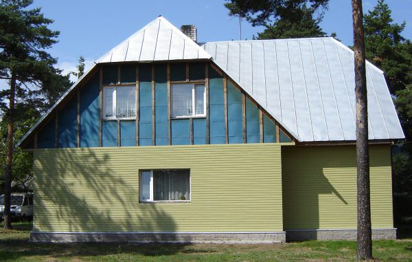 Дом облицован листами Isoplat с частичной установкой фасада.