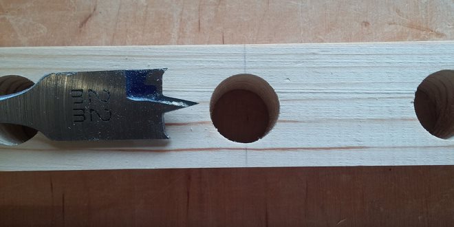 Лопатки с двумя подрезами более плавно входят в древесину и оставляют меньше заусенцев на краях отверстий