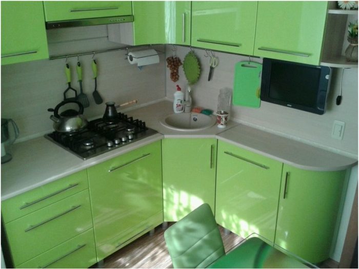 Дизайн зеленой угловой кухни в хрущевке