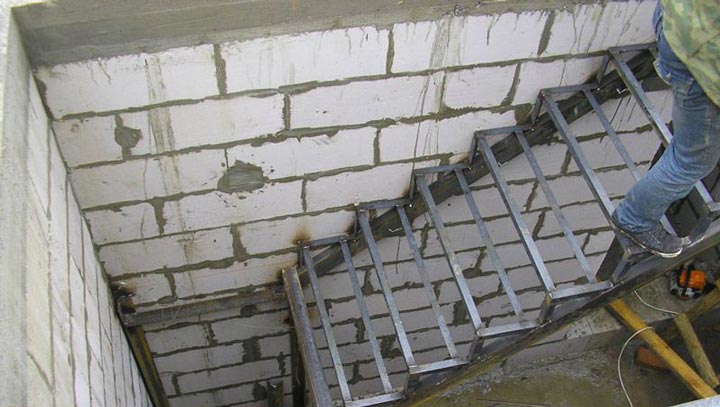 Готовые металлические лестницы карукас