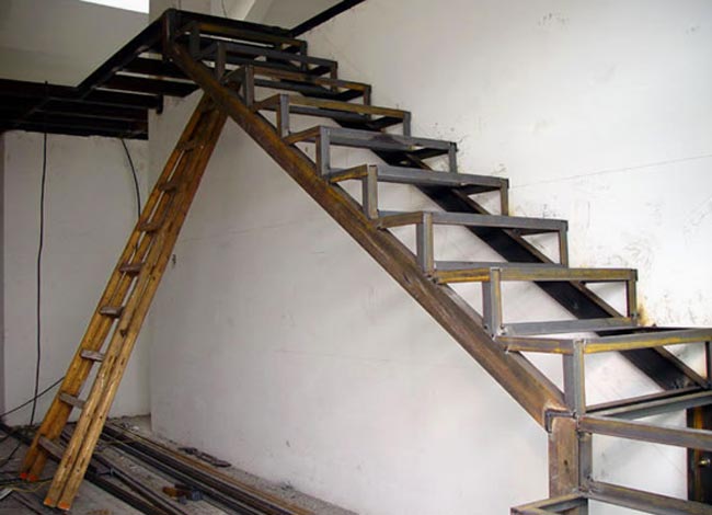 Монтаж уголков на металлическую лестницу