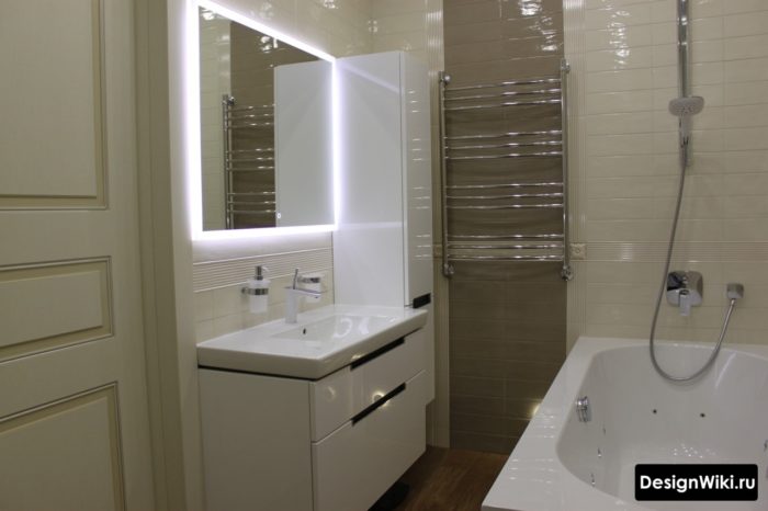 Зеркало с подсветкой в ​​дизайне маленькой ванной комнаты