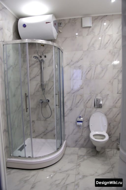 Дизайн ванной комнаты эконом класса с душевой кабиной