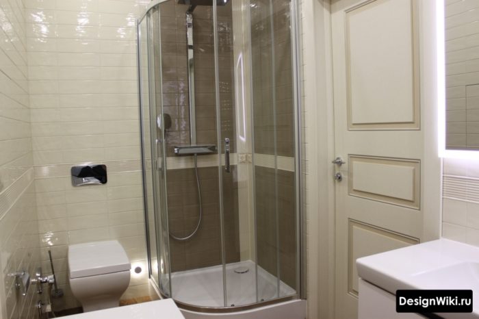 Стеклянная душевая кабина с поддоном в ванной комнате