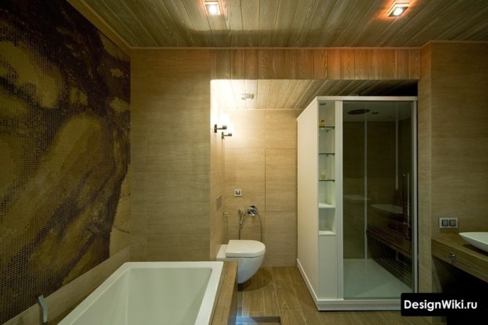 Ванная комната с душем отделана плиткой под дерево