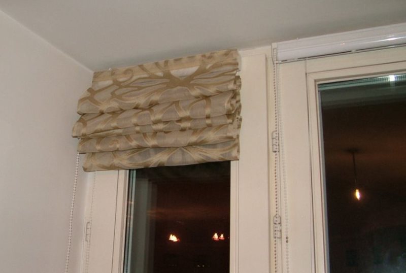 Наденьте римскую штору на створку пластикового окна