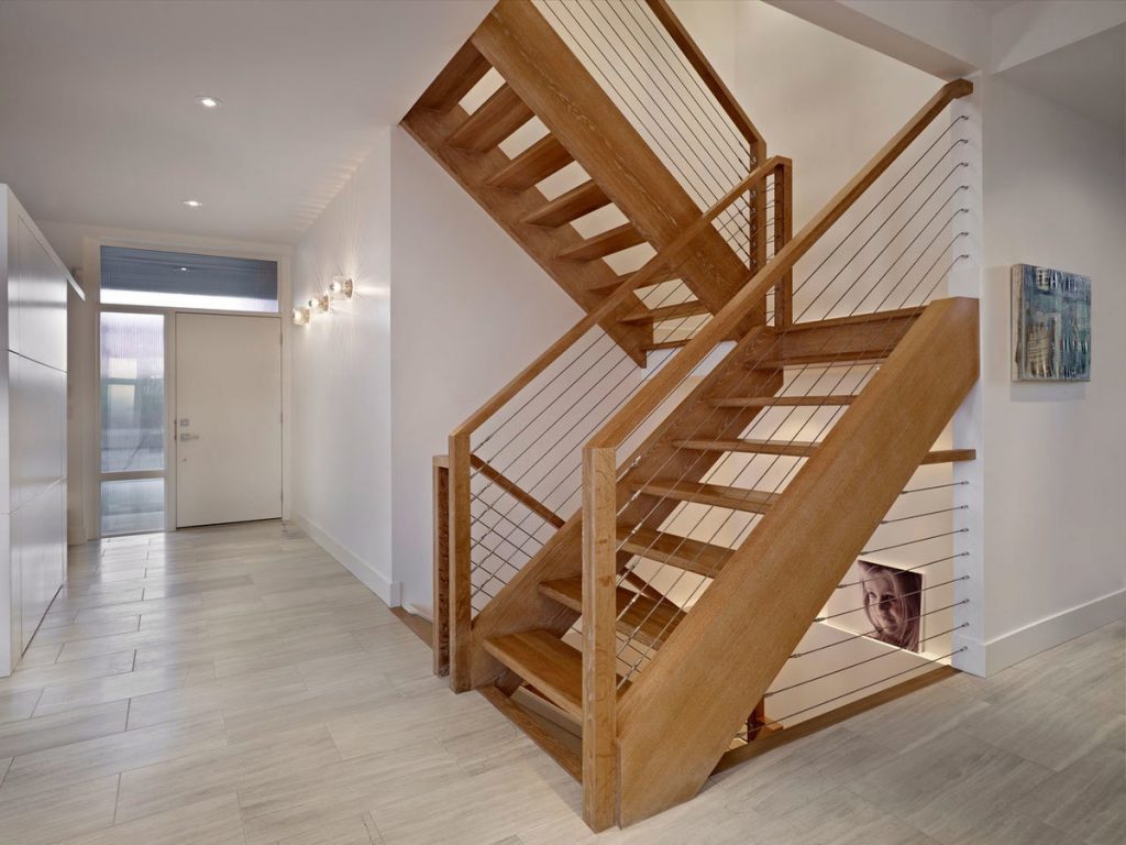 Две деревянные маршевые лестницы с платформой