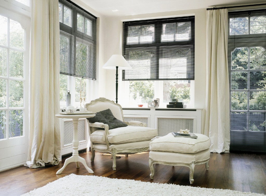 белые шторы в гостиной дизайн фото