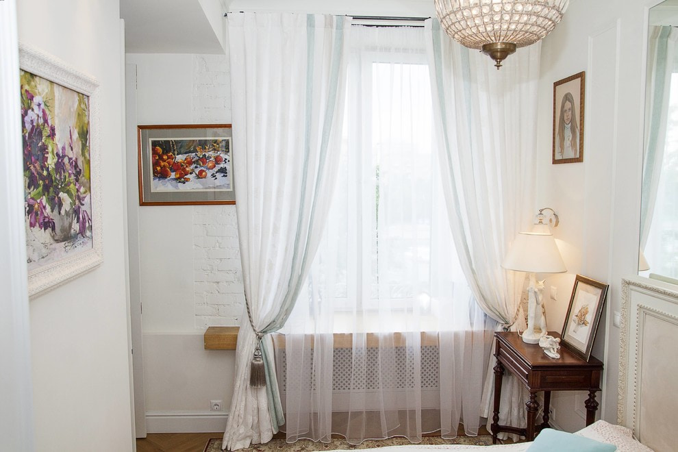 белые шторы в гостиной фото виды