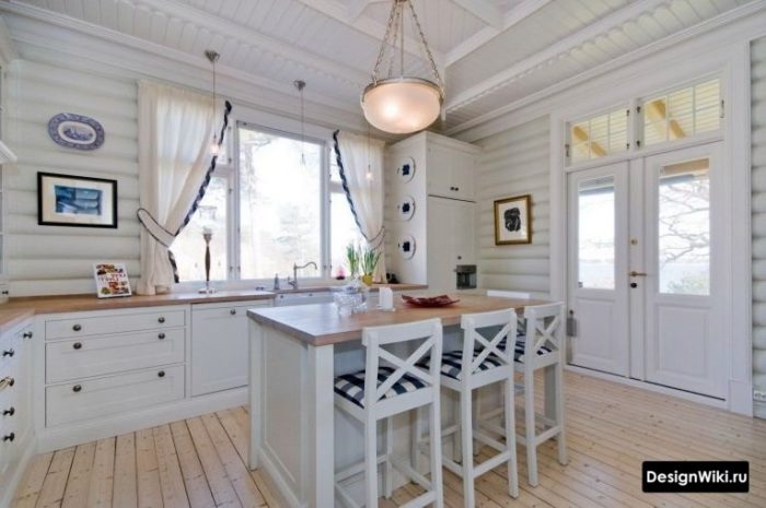 Короткие подвесные шторы в интерьере кухни в стиле прованс в загородном доме