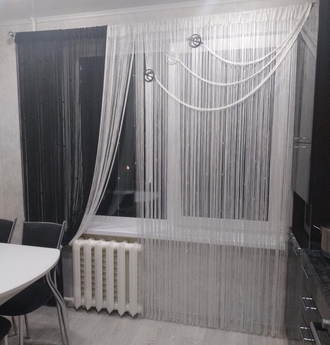 Нитяные шторы удобны и практичны для гостиной.