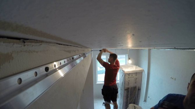 идея использования багета для натяжного потолка в ремонте квартиры