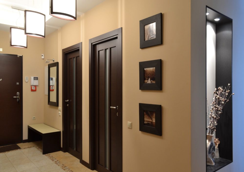 Двери венге в интерьере - светлом, белом или темном: сочетание цвета с ламинатом, плинтусами, мебелью в квартире, реальные фото межкомнатных полотен в прихожей и других помещениях