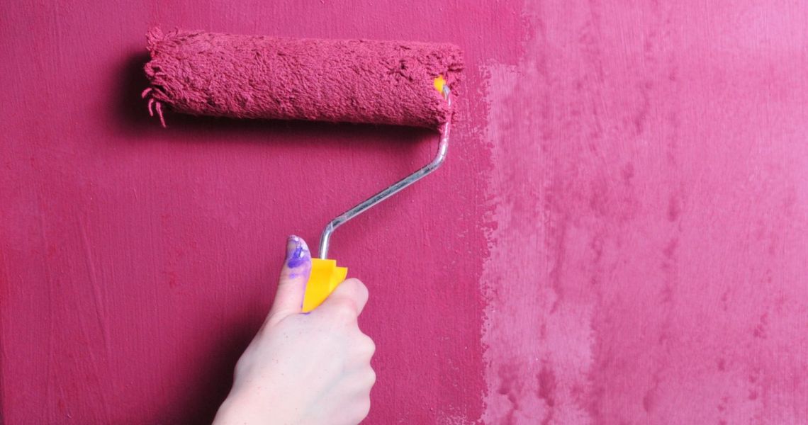 Покраска стен водоэмульсионной краской: как красить без разводов?